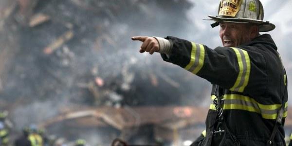 Bombero trabajando en labores de un atentado terrorista