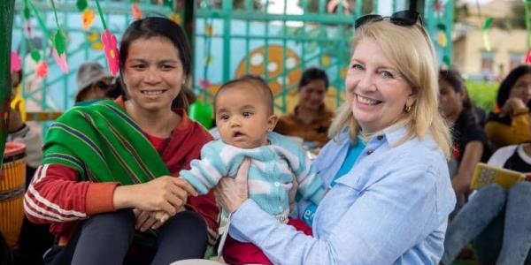 La líder de Unicef visita Vietnam para conocer su grave situación