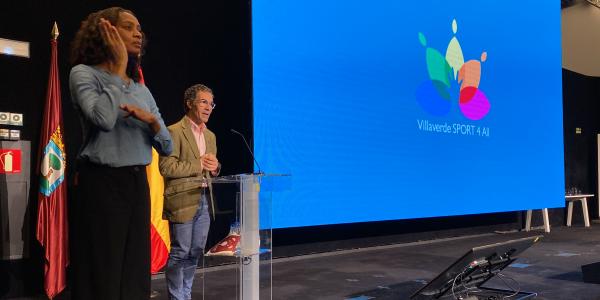 Intérprete de lengua de signos y Ramón Arroyo, triatleta, en la clausura de Villaverde Sport4All