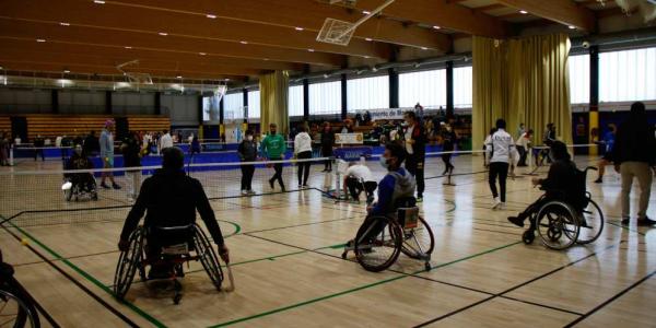 Personas en silla de ruedas jugando al Pickleball en Villaverde Sport4All
