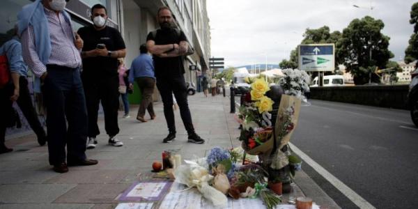 Flores en recuerdo a una de las víctimas de violencia juvenil