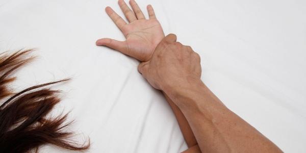 Violencia sexual / Pixabay Manos de una persona ejerciendo violencia sexual