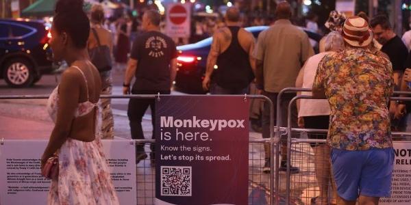 Cartel en inglés sobre información de la viruela del mono