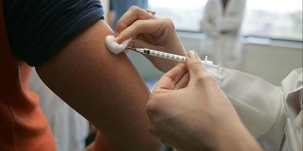 Los expertos recomiendan vacunar a ambos sexos contra el papiloma humano