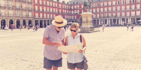 Dos turistas en la Plaza Mayor de Madrid / Imagen de preferente.com