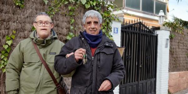 Foto de dos personas del proyecto ‘Mi Casa, una vida en comunidad’ 