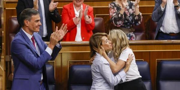 El presidente del Gobierno, Pedro Sánchez, la ministra de Transportes, Raquel Sánchez, y la vicepresidenta segunda, Yolanda Díaz, tras aprobar la ley de vivienda