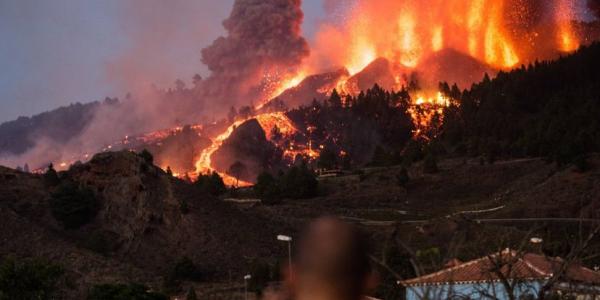 El volcán de La Palma en erupción/El País