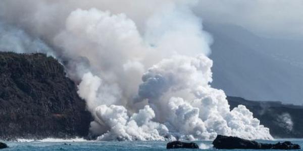 La lava crea un nuevo delta en el mar/La Voz de Galicia