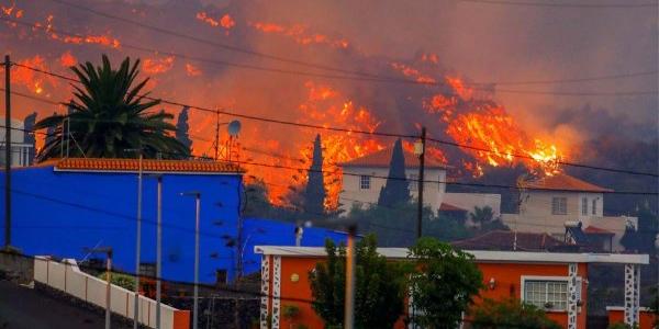 Lava del volcán de La Palma arrasando las casas