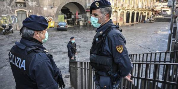 Dos policías vascos con mascarilla / Fabrizio Villa para Getty Images