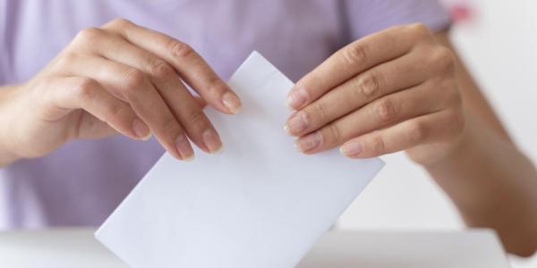 Persona votando en una urna