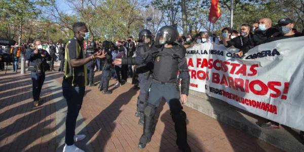 Bertrand Ndongo de VOX frente a los manifestantes antifascistas. Alberto Ortega / Europa Press