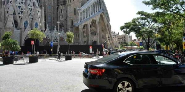 Un VTC circula frente a la Sagrada Familia, a 8 de junio de 2023, en Barcelona