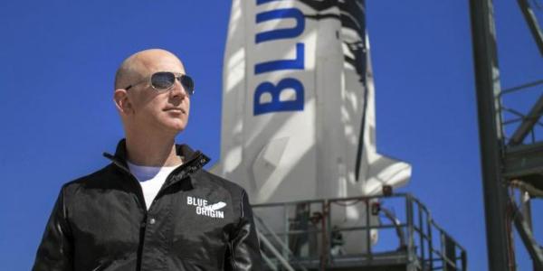 El multimillonario Jeff Bezos completa con éxito su vuelo al espacio