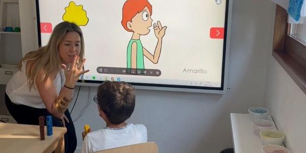 Una de las profesionales de la Fundación Querer, con un niño 