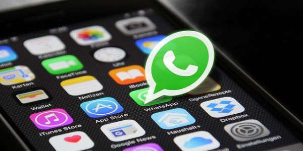 Imagen de un teléfono móvil con la app WhatsApp instalada / Pixabay