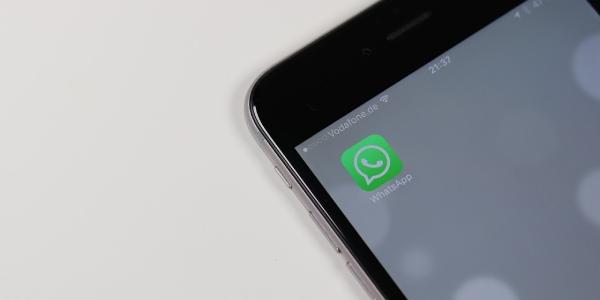 Imagen del logo de WhatsApp en un móvil