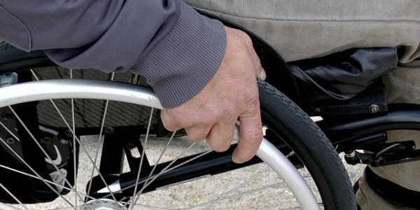 El Defensor del Pueblo reclama que las VTC cumplan los mismos requisitos que el taxi sobre accesibilidad de personas con discapacidad.