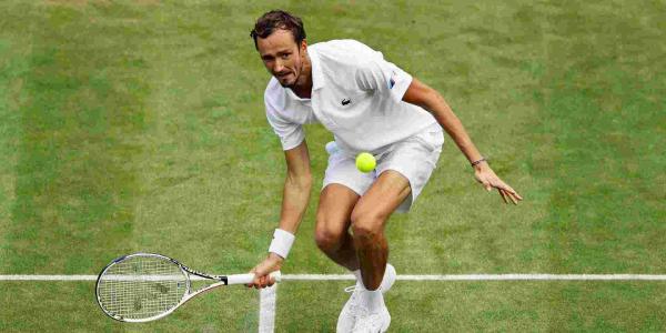 Daniil Medvedev disputando una edición pasada del torneo de Wimbledon