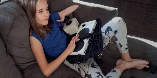 Una niña con discapacidad juega a la Xbox con un Adaptive Controller