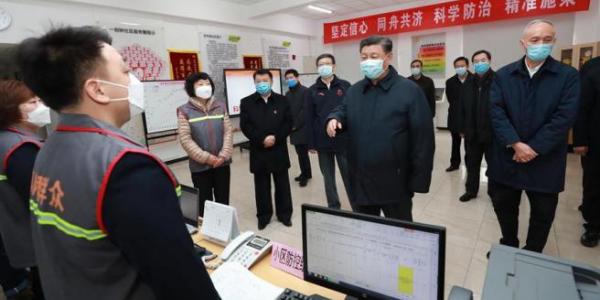 El presidente de China, Xi Jinping, durante una visita al nuevo centro de control y prevención del coronavirus de Wuhan, en Pekín, este lunes.