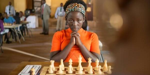 Niña africana jugando al ajedrez / Fotograma de una película