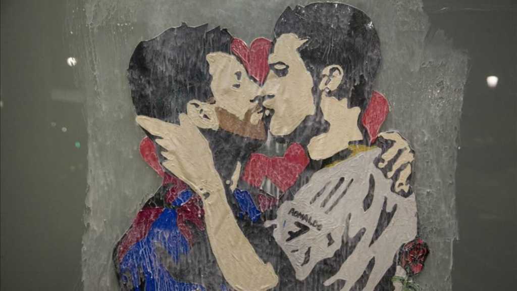 Beso entre Cristiano Ronaldo y Messi