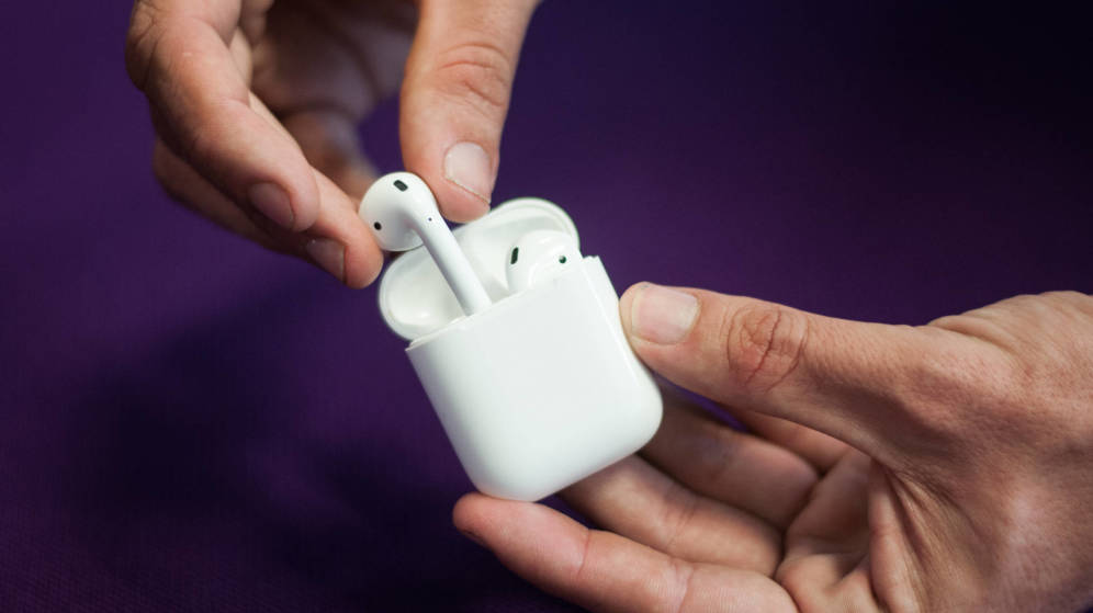 Los Airpods, con su caja de carga. (C. Castellón) / El Confidencial