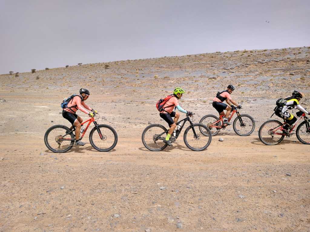 Los participantes cruzan una de las dunas del desierto